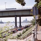 Kölner Dom unter der Zoobrücke durch fotografiert