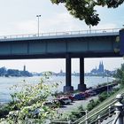 Kölner Dom unter der Zoobrücke durch fotografiert