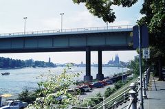 Kölner Dom unter der Zoobrücke durch fotografiert