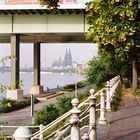 Kölner Dom unter der Zoobrücke durch fotografiert