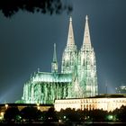 Kölner Dom vom Rheinpark aus fotografiert.