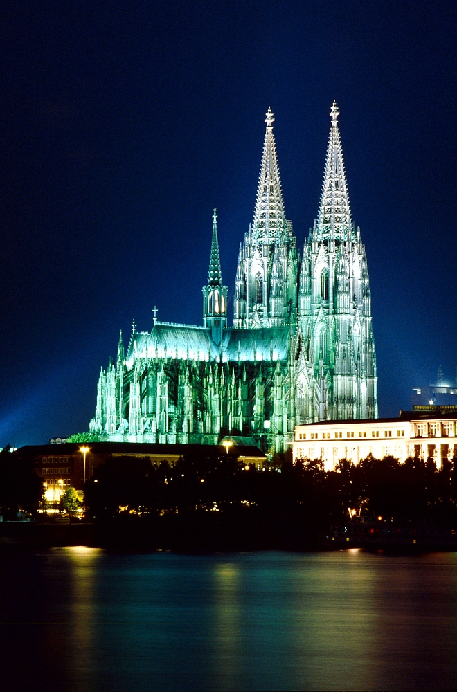 Kölner Dom vom Rheinpark aus fotografiert.1