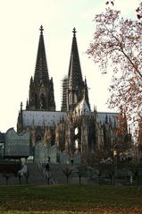 Kölner Dom vom Rheinufer aus fotografiert (29.11.2011) (2)