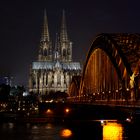 Kölner Dom von der anderen Rheinseite im Abendhimmel