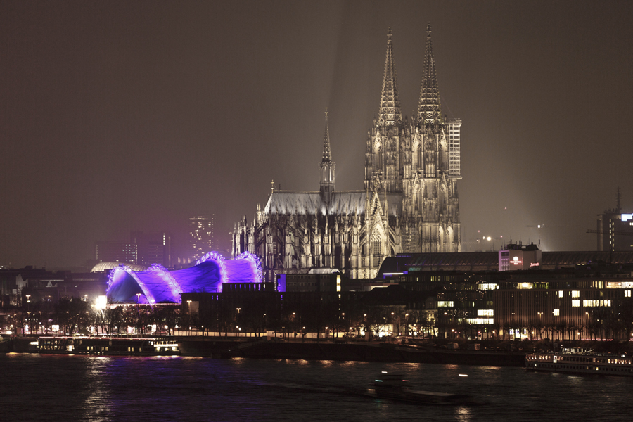 Kölner Dom von der Zoobrücke aus bei Nacht