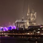 Kölner Dom von der Zoobrücke aus bei Nacht