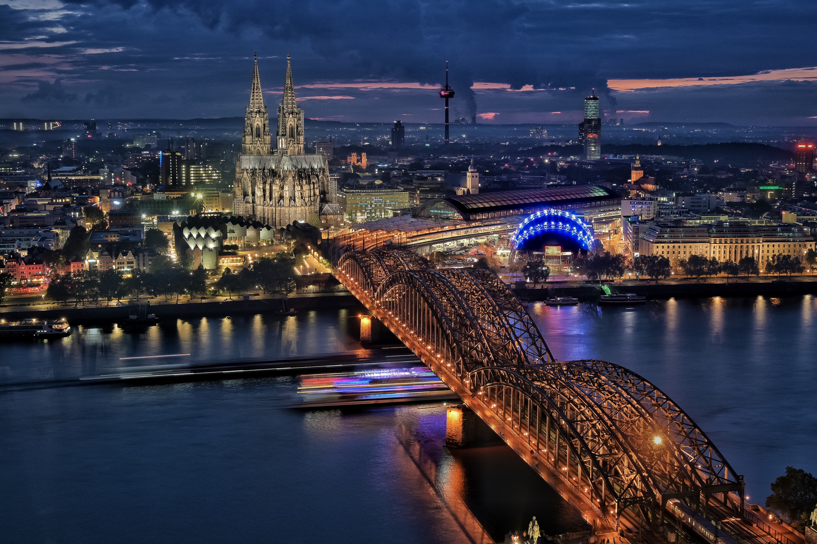 Kölner Dom zur blauen Stunde mit Skyline