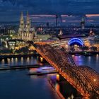 Kölner Dom zur blauen Stunde mit Skyline