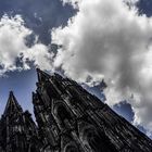 Kölner Domtürme vor Regenwolken