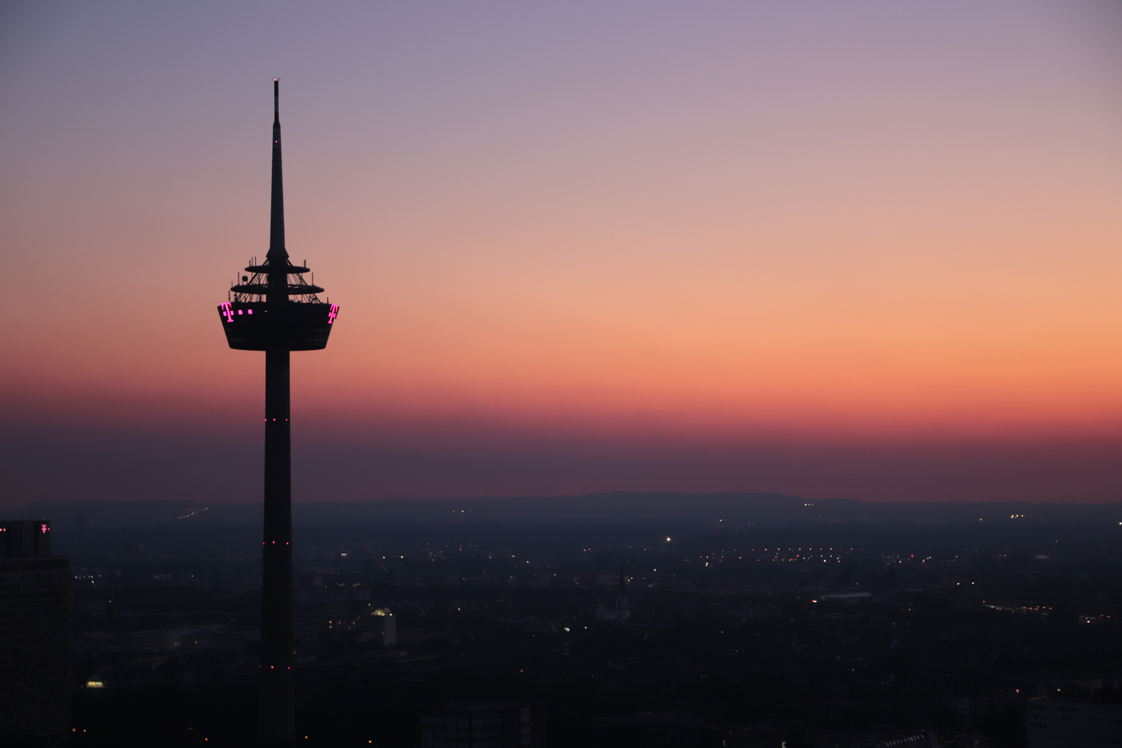 Kölner Fernsehturm im Abendrot