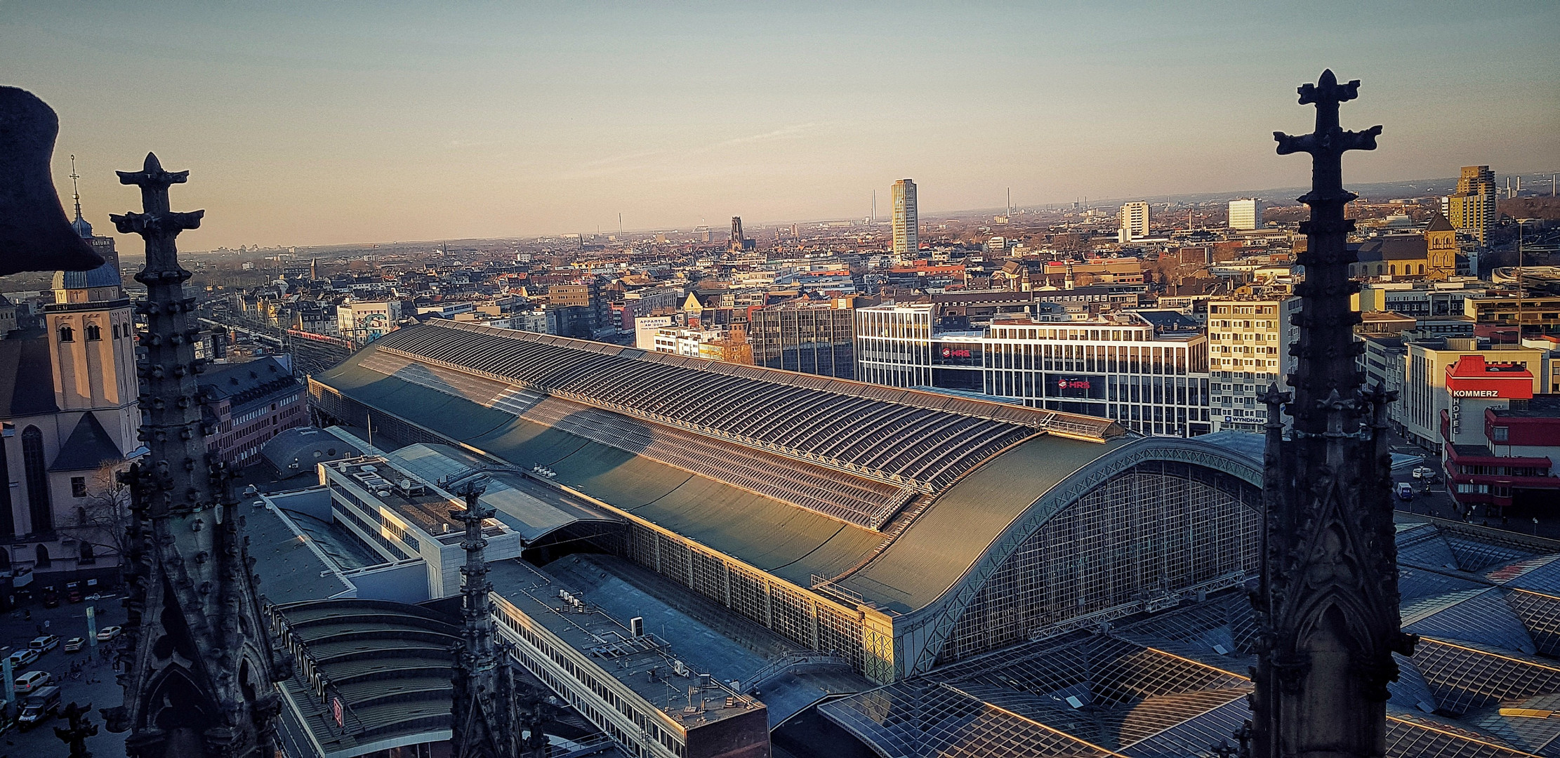 Kölner Hauptbahnhof, Blick vom Dom Im Abendlicht