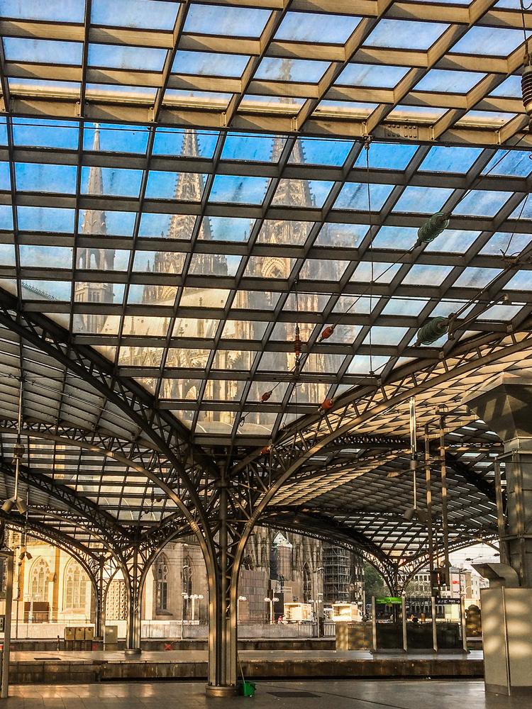 Kölner-Hauptbahnhof mit Dom