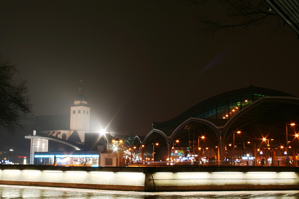 Kölner Hauptbahnhof und im Hintergrund Kirche Mariä Himmelfahrt (2)(24.02.2012)