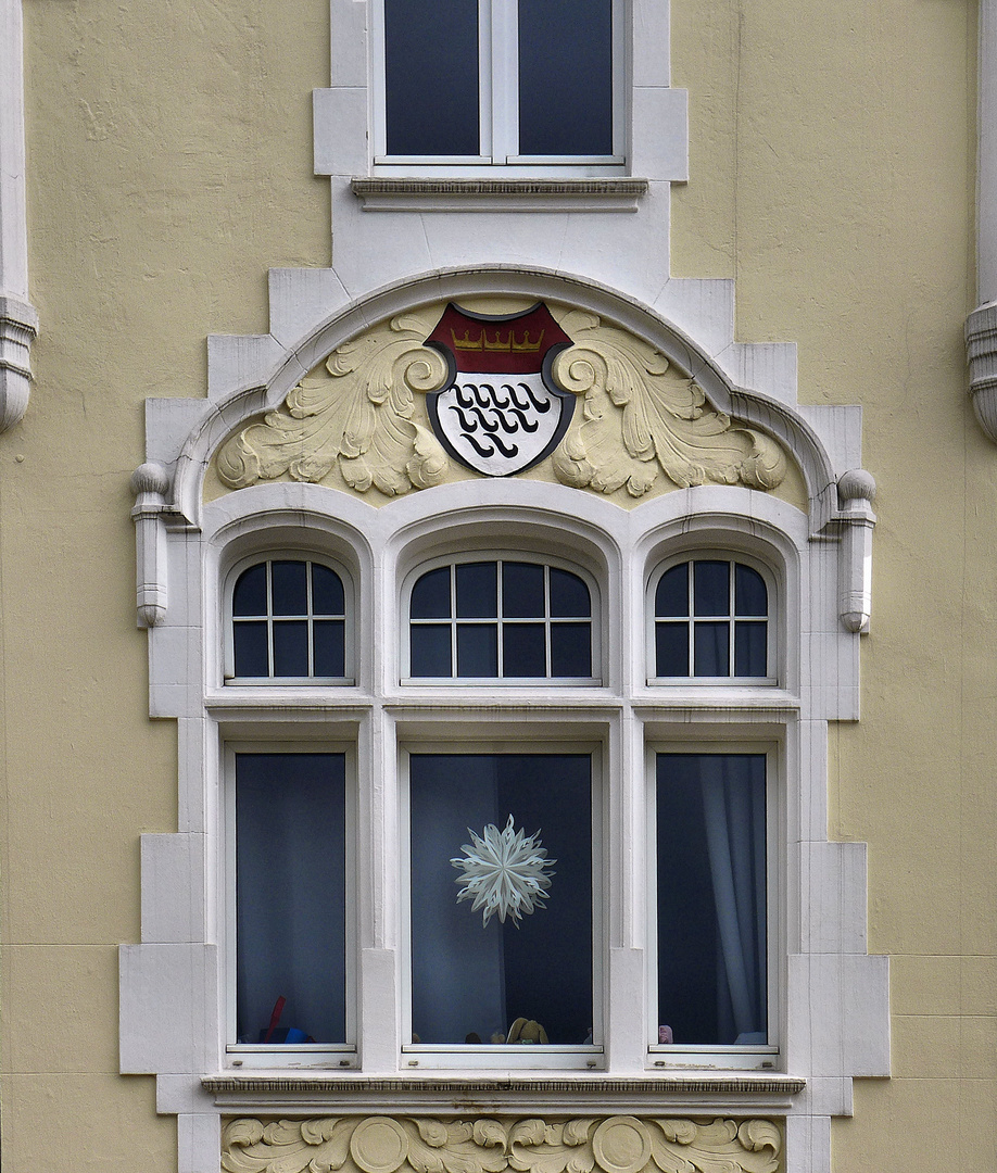 Kölner Hausfassade mit Stadtwappen