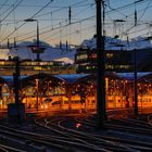 Kölner HBF bei Einbruch der Dämmerung