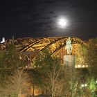 Kölner Hohenzollernbrücke bei Nacht