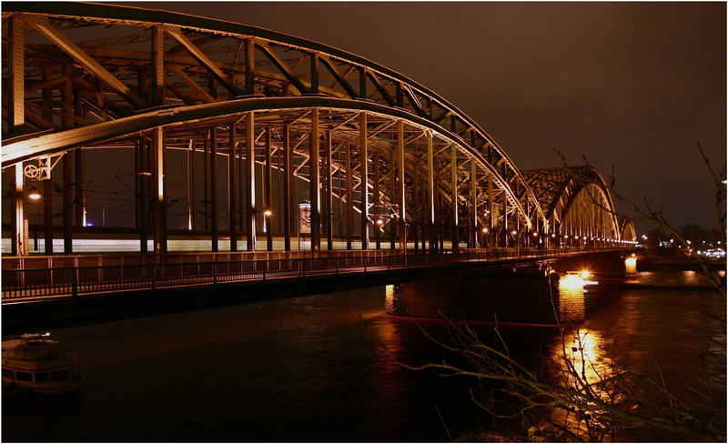 Kölner Hohenzollernbrücke bei Nacht