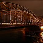 Kölner Hohenzollernbrücke bei Nacht