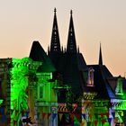 Kölner Kirmes und der Dom wacht im Hintergrund