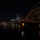 Kölner Kräne, der Dom und die Hohenzollernbrücke im Dunkeln