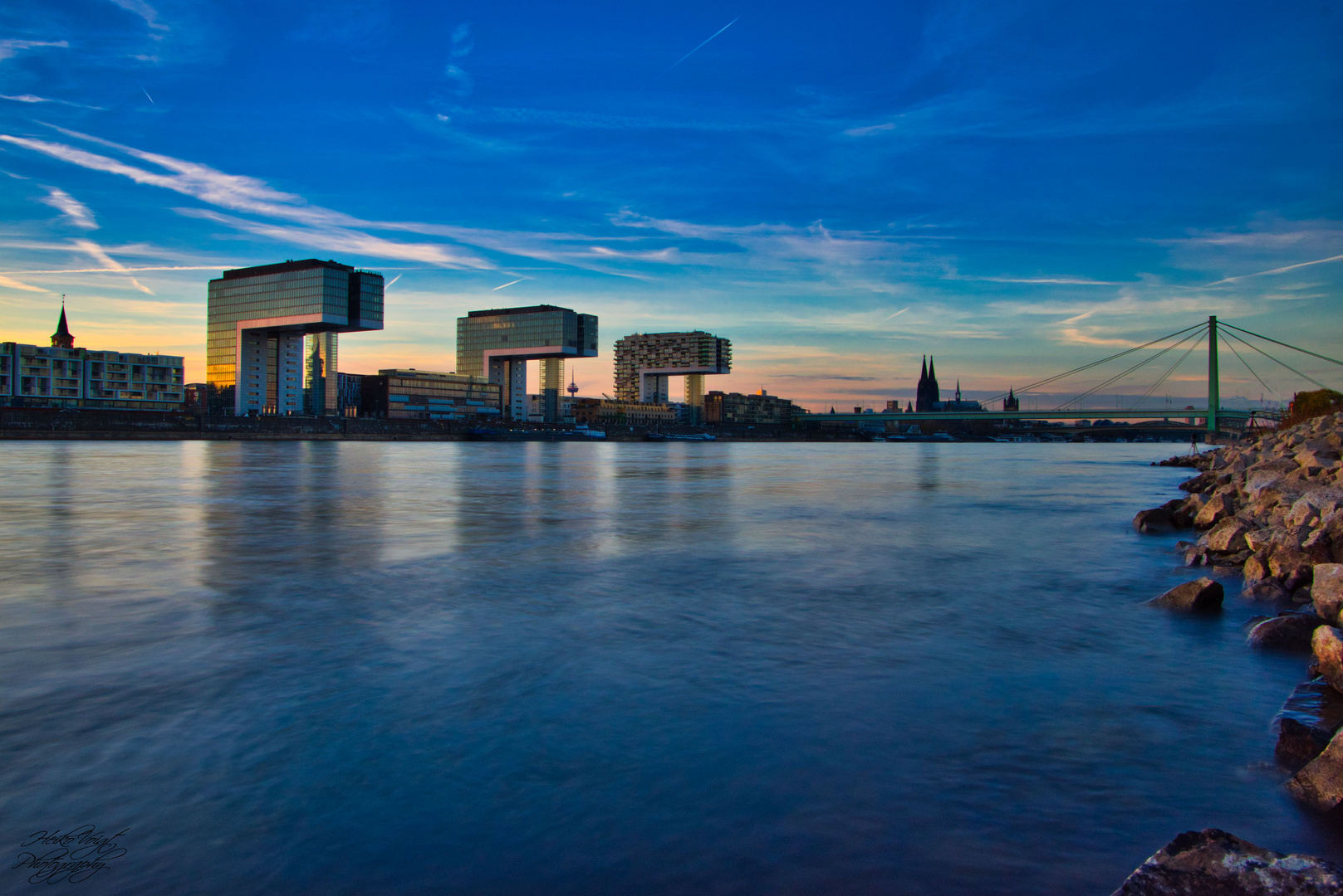 Kölner Kranhäuser mit Dom am Abend