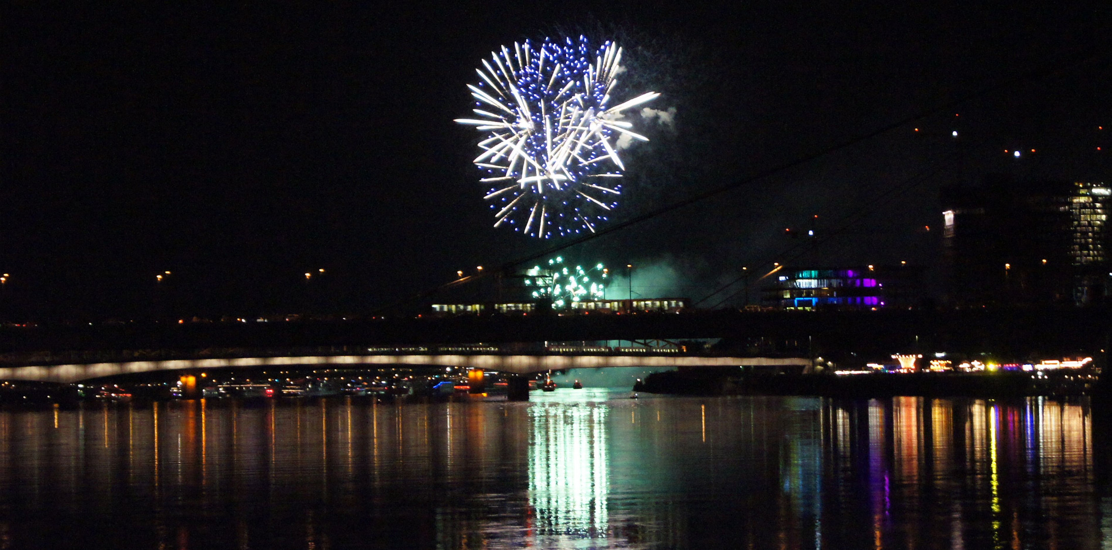 Kölner Lichter 2011 vom Rheinauhafen