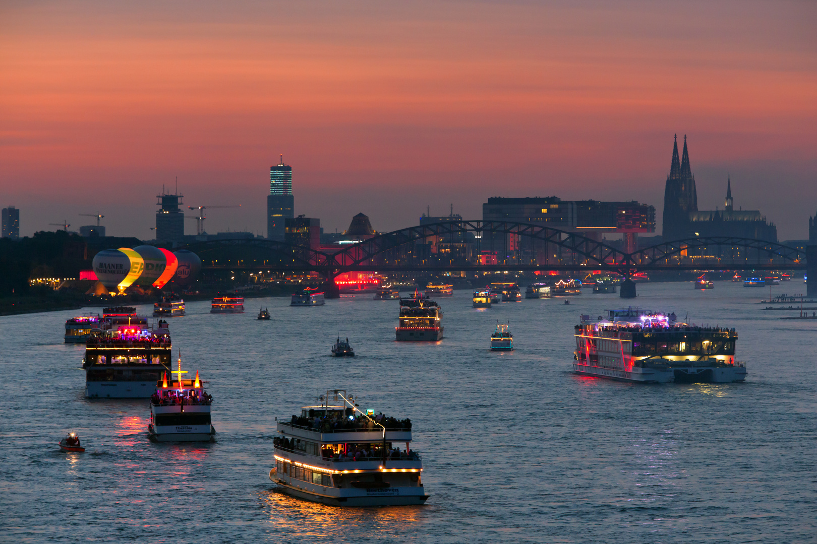 Kölner Lichter 2013 - Die Schiffe kommen!