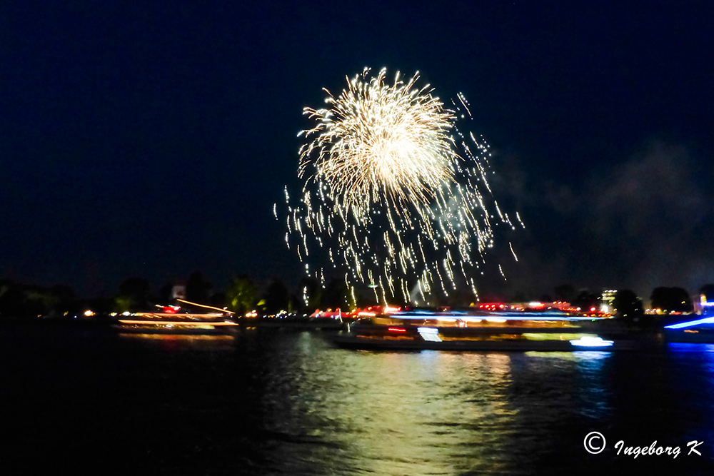 Kölner Lichter 2013 - Einfahrt der Schiffe vor dem Feuerwerk -2