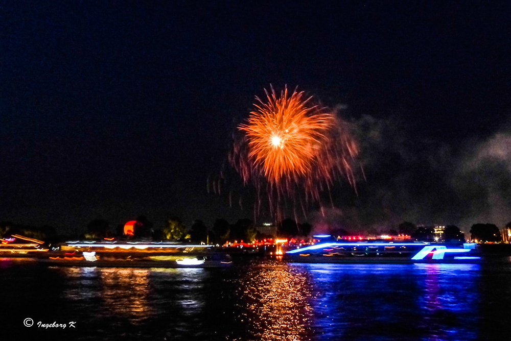 Kölner Lichter 2013 - Einfahrt der Schiffe vor dem Feuerwerk -3