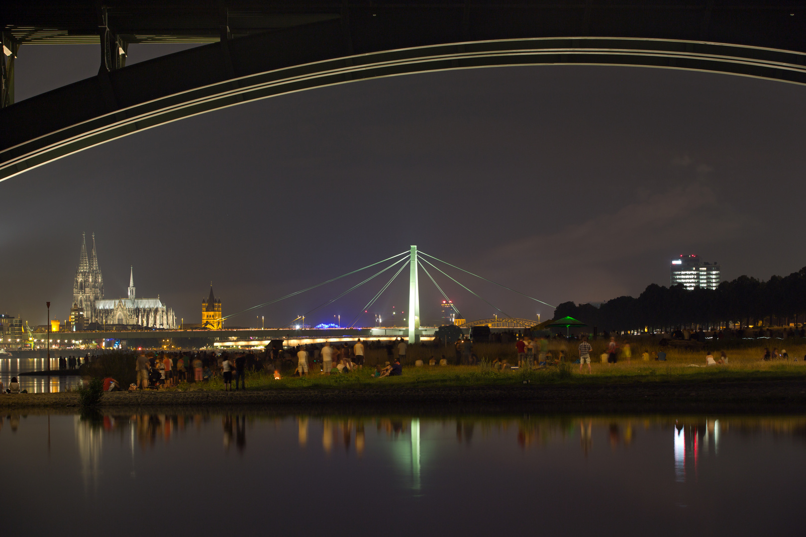 Kölner Lichter 2014 Unter der Brücke