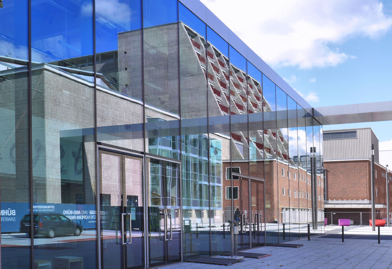 Kölner Opernhaus im Spiegel