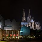 Kölner Philharmonie mit Sicht auf den Dom bei Nacht