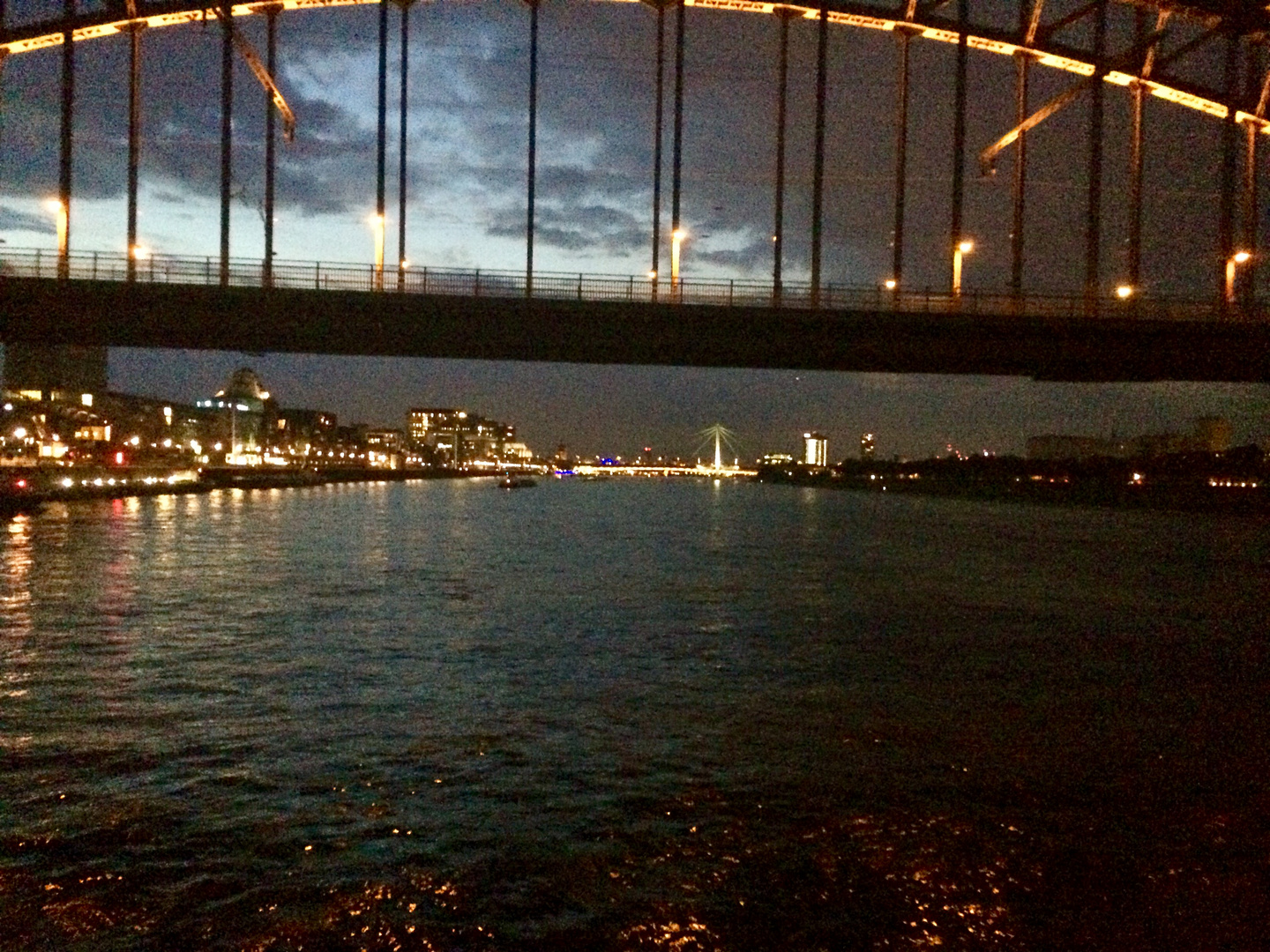 Kölner Rheinbrücke bei Nacht