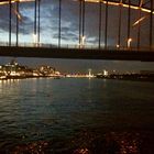 Kölner Rheinbrücke bei Nacht