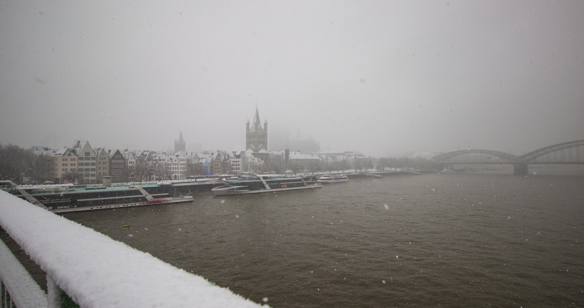 Kölner Rheinpromenade im Schneegestöber