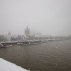 Kölner Rheinpromenade im Schneegestöber