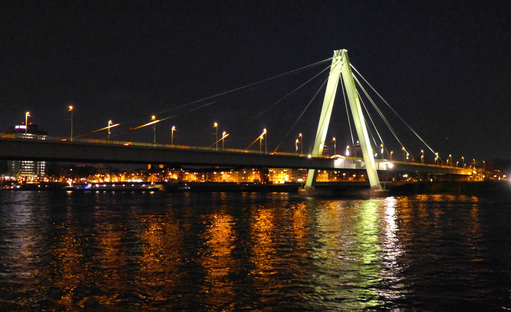 Kölner Severinsbrücke bei Nacht