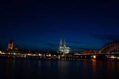 Kölner Skyline bei Dämmerung