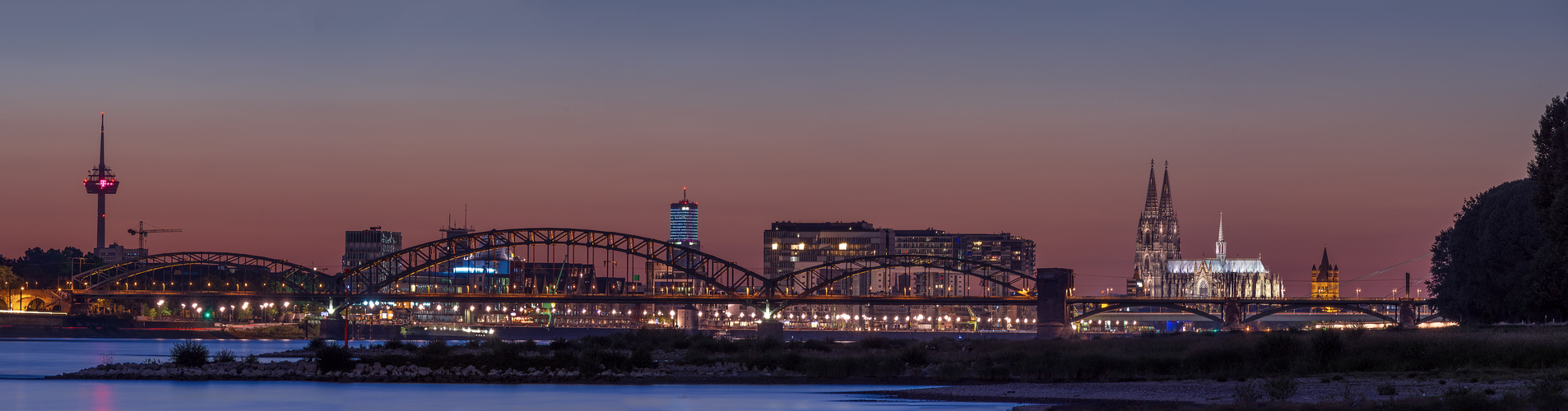 Kölner Skyline im Panorama, kurz nach Sonnenuntergang