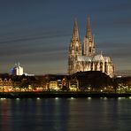 Kölner Skyline in der Abenddämmerung