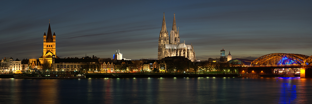 Kölner Skyline in der Abenddämmerung