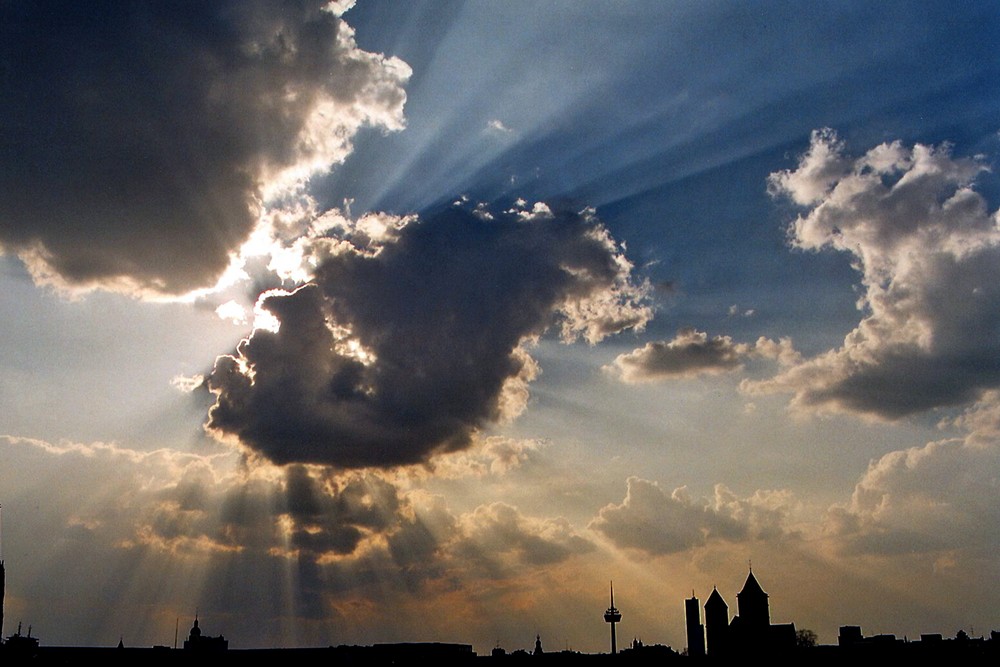 Kölner Skyline mal ohne Dom