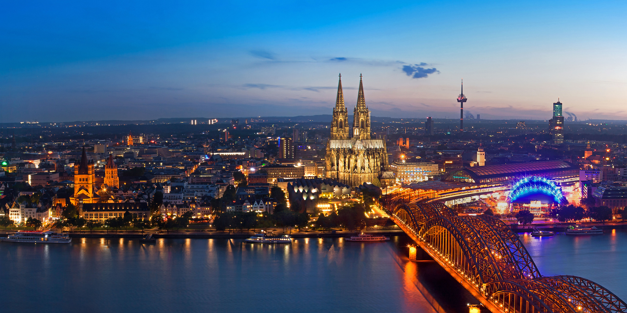 Kölner Skyline zur blauen Stunde