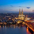 Kölner Skyline zur blauen Stunde