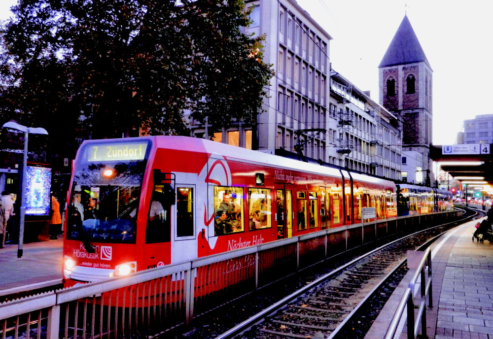 Kölner Straßenbahn am Abend