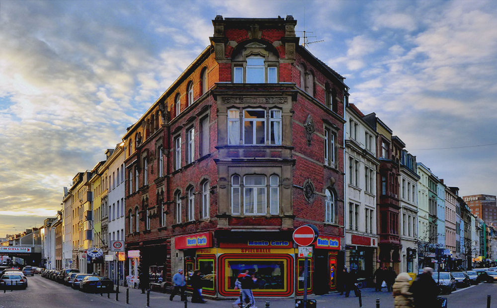 Kölner Straßenecke in spätem Licht