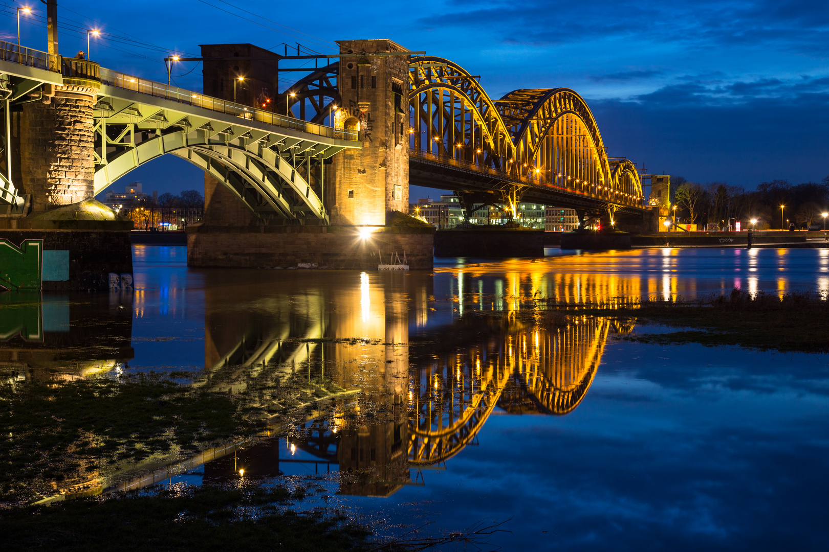 Kölner Südbrücke bei leichtem Hochwasser