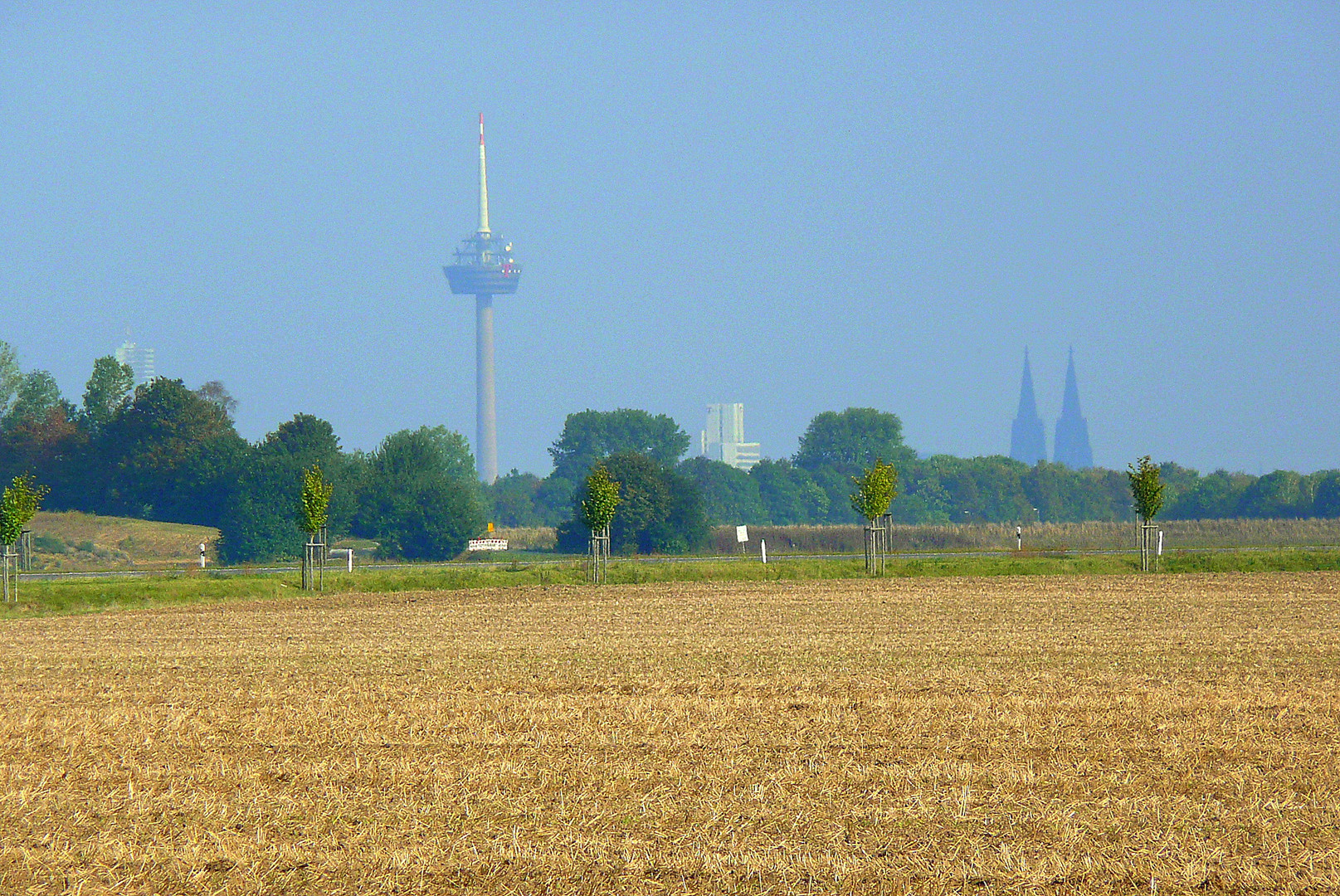 Kölner Wahrzeichen vom Loevenicher Feld aus gesehen.