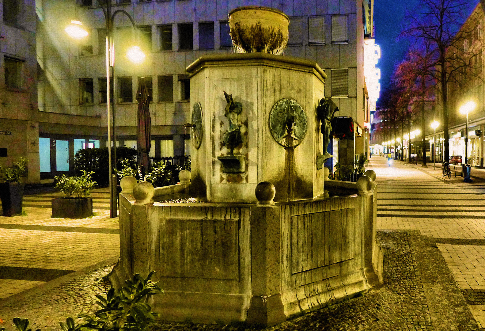 Kölner Zeitungsbrunnen am Abend