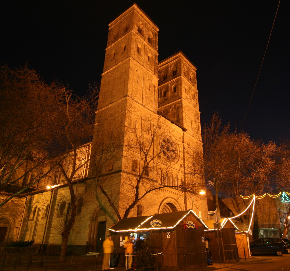 Kölns kleinster Weihnachtsmarkt vorm Düxer Dom